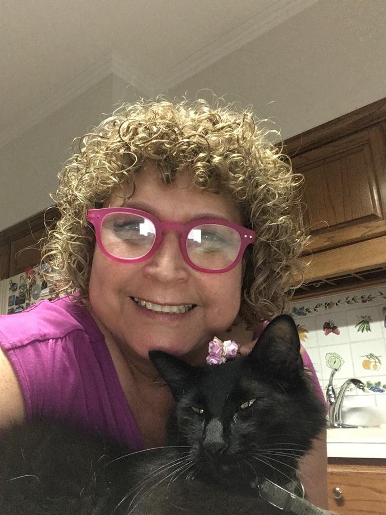 Dra. Sakshi y un gato